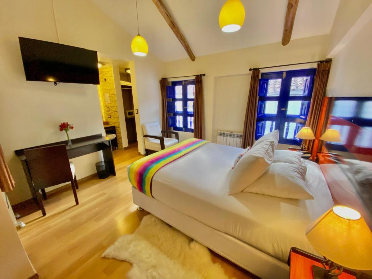 Habitación Doble Superior con cama grande y vistas a la calle